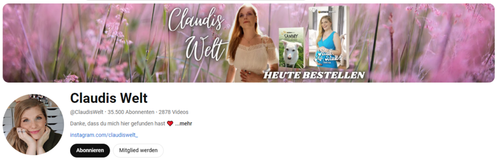 Das Bild zeigt den YouTube-Kanal "Claudis Welt". Im oberen Teil des Bildes befindet sich ein Banner, der eine idyllische Landschaft mit rosa Blüten zeigt. Auf der rechten Seite des Banners steht "Claudis Welt" in einer eleganten, geschwungenen Schrift. Claudi, die Kanalinhaberin, ist ebenfalls auf dem Banner zu sehen, sie trägt ein weißes, schulterfreies Kleid und lächelt freundlich in die Kamera. Daneben sind zwei Bücher abgebildet, die offenbar von ihr stammen. Der Text "HEUTE BESTELLEN" deutet darauf hin, dass die Bücher über den Kanal beworben und verkauft werden.

Unter dem Banner befindet sich die Kanalbeschreibung. Hier sieht man Claudis Profilbild, das sie lächelnd und in einem gemütlichen Setting zeigt. Ihr YouTube-Kanal hat 35.500 Abonnenten und enthält 2878 Videos. Direkt darunter gibt es einen kurzen Willkommensgruß, in dem sie sich für das Auffinden ihres Kanals bedankt. Außerdem wird ein Link zu ihrem Instagram-Profil angezeigt. Es gibt auch Buttons, mit denen man den Kanal abonnieren oder Mitglied werden kann.

Insgesamt vermittelt das Bild eine warme und einladende Atmosphäre, die gut zu einem Lifestyle- und Beauty-Kanal passt.