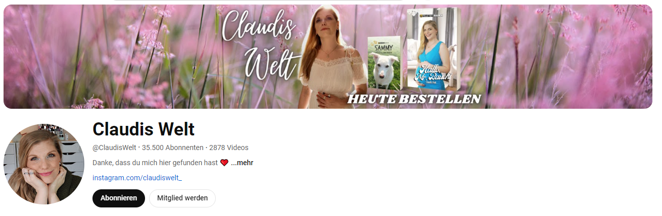 Das Bild zeigt den YouTube-Kanal "Claudis Welt". Im oberen Teil des Bildes befindet sich ein Banner, der eine idyllische Landschaft mit rosa Blüten zeigt. Auf der rechten Seite des Banners steht "Claudis Welt" in einer eleganten, geschwungenen Schrift. Claudi, die Kanalinhaberin, ist ebenfalls auf dem Banner zu sehen, sie trägt ein weißes, schulterfreies Kleid und lächelt freundlich in die Kamera. Daneben sind zwei Bücher abgebildet, die offenbar von ihr stammen. Der Text "HEUTE BESTELLEN" deutet darauf hin, dass die Bücher über den Kanal beworben und verkauft werden. Unter dem Banner befindet sich die Kanalbeschreibung. Hier sieht man Claudis Profilbild, das sie lächelnd und in einem gemütlichen Setting zeigt. Ihr YouTube-Kanal hat 35.500 Abonnenten und enthält 2878 Videos. Direkt darunter gibt es einen kurzen Willkommensgruß, in dem sie sich für das Auffinden ihres Kanals bedankt. Außerdem wird ein Link zu ihrem Instagram-Profil angezeigt. Es gibt auch Buttons, mit denen man den Kanal abonnieren oder Mitglied werden kann. Insgesamt vermittelt das Bild eine warme und einladende Atmosphäre, die gut zu einem Lifestyle- und Beauty-Kanal passt.